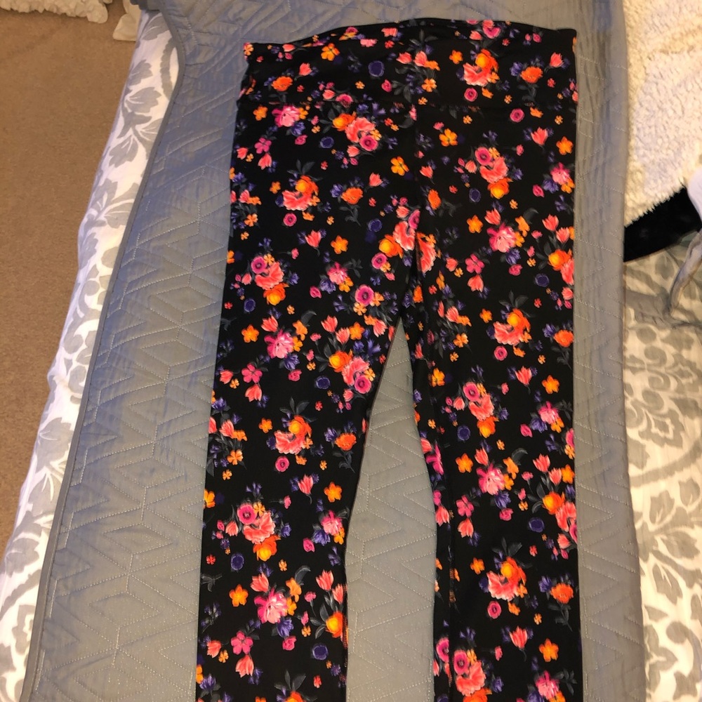 Fabletics Black/Floral Legging 7/8 Medium